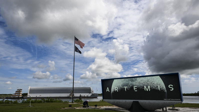 Remolcadores arrastran la barcaza Pegasus mientras transporta la etapa central del cohete del Sistema de Lanzamiento Espacial de la NASA para la misión Artemis II en el Centro Espacial Kennedy en Cabo Cañaveral, Florida, el 23 de julio de 2024. La etapa lanzará la primera misión tripulada de Artemis. (CHANDAN KHANNA/AFP /AFP via Getty Images)