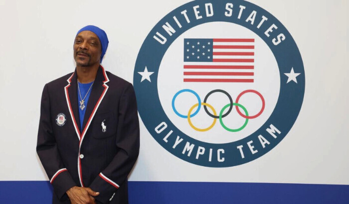 Snoop Dogg se prueba la ropa durante la experiencia de bienvenida del equipo de EE. UU. antes de los Juegos Olímpicos de París 2024 en Polo Ralph Lauren en París el 21 de julio de 2024. (Joe Scarnici/Getty Images para USOPC)