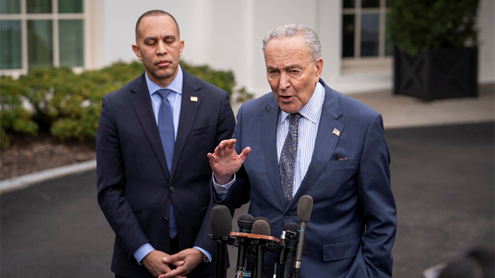 El líder de la mayoría en el Senado, el senador demócrata Chuck Schumer, y el líder de la minoría en la Cámara de Representantes, el representante demócrata Hakeem Jeffries, hablan con la prensa tras reunirse con el presidente Joe Biden en la Casa Blanca, en Washington, el 27 de febrero de 2024. (Madalina Vasiliu/The Epoch Times)