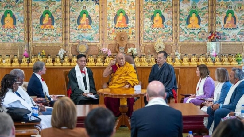 El 14º Dalai Lama, líder espiritual exiliado del Tíbet, se reúne con una delegación del Congreso estadounidense en Dharamshala, India, el 18 de junio de 2024. (Administración Central Tibetana)