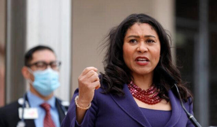 La alcaldesa de San Francisco, London Breed, habla durante una conferencia de prensa fuera del Hospital General Zuckerberg San Francisco en San Francisco, California, el 17 de marzo de 2021. (Justin Sullivan/Getty Images)