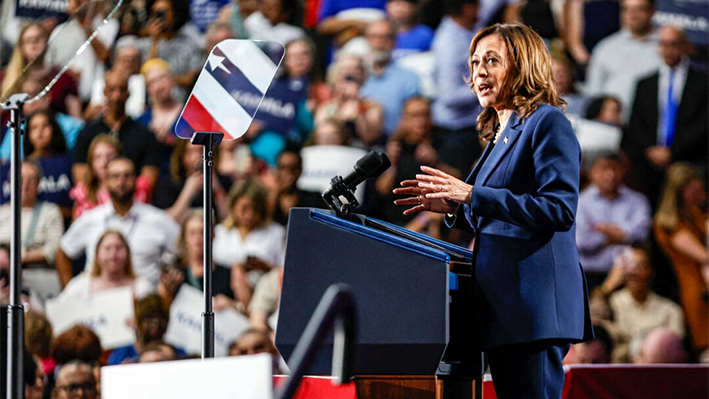 La vicepresidenta Kamala Harris habla a sus partidarios durante un mitin de campaña en el West Allis Central High School en West Allis, Wisconsin, el 23 de julio de 2024. (Kamil Krzaczynski/AFP vía Getty Images)