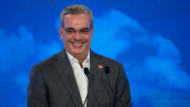 El presidente dominicano Luis Abinader sonríe durante una conferencia de prensa tras su reelección en Santo Domingo el 20 de mayo de 2024. (STRINGER/AFP via Getty Images)