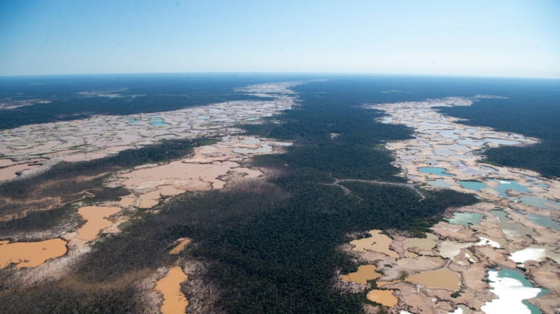 Imagen de archivo: Una vista aérea de un área deforestada químicamente en la selva amazónica causada por actividades mineras ilegales en la cuenca del río de la región de Madre de Dios en el sureste de Perú, el 17 de mayo de 2019, durante la operación conjunta 'Mercurio' de las fuerzas militares y policiales peruanas en curso desde febrero de 2019. (CRIS BOURONCLE/AFP via Getty Images)