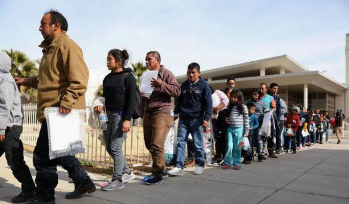 Juez de Texas bloquea orden para que declare una ONG que ayuda a inmigrantes ilegales
