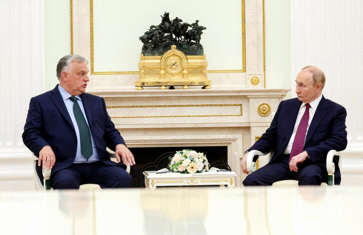 El primer ministro húngaro, Viktor Orban (izq.), se reúne con el presidente ruso, Vladímir Putin, en el Kremlin de Moscú el 5 de julio de 2024. (Valery Sharifulin/AFP vía Getty Images)