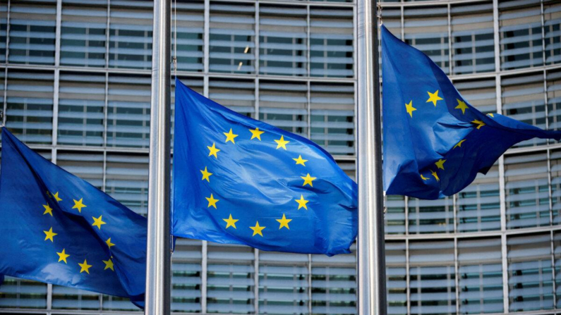 Banderas de la Unión Europea ondean frente a la sede de la Comisión Europea en Bruselas el 1 de marzo de 2023. (Johanna Geron/Reuters)
