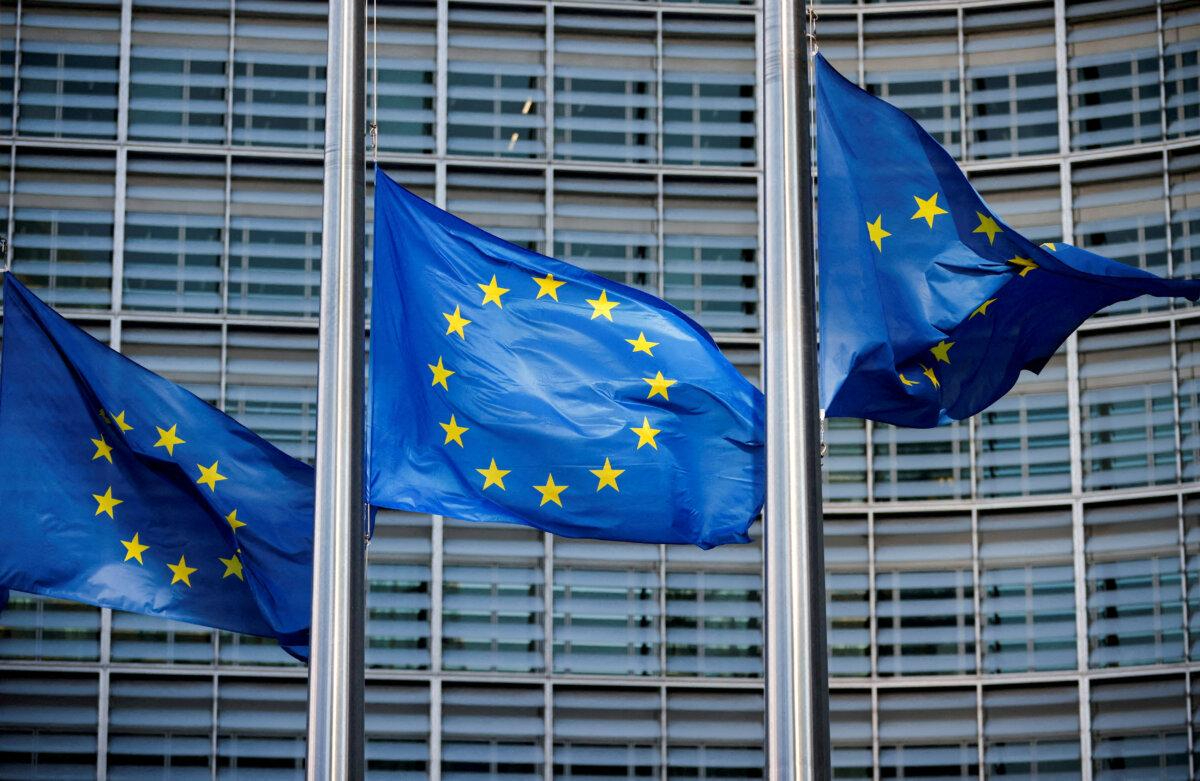 Banderas de la Unión Europea ondean frente a la sede de la Comisión Europea en Bruselas el 1 de marzo de 2023. (Johanna Geron/Reuters)