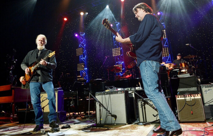 Jimmy Herring (izquierda) y John Bell actúan durante All My Friends: Celebrating the Songs & Voice of Gregg Allman, en Atlanta el 10 de enero de 2014. (Michael Loccisano/Getty Images)
