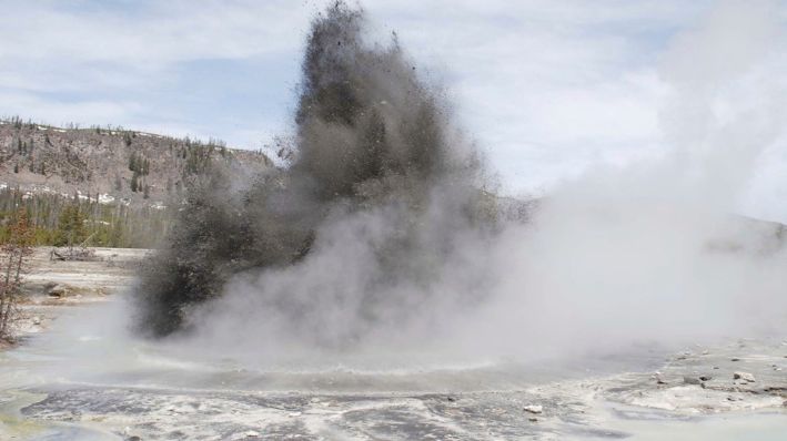 Fotografía publicada por el Servicio de Parques Nacionales sobre la explosión en el Parque Nacional de Yellowstone, el martes 23 de julio de 2024. (Servicio de Parques Nacionales vía AP)