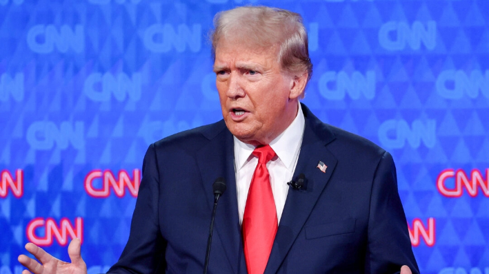 El candidato presidencial republicano y expresidente Donald Trump pronuncia un discurso durante el debate presidencial de la CNN el 27 de junio de 2024, en los estudios de la CNN en Atlanta, Georgia (Justin Sullivan/Getty Images)