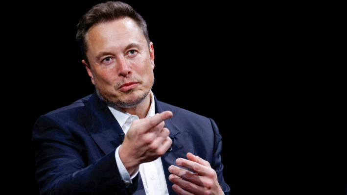 Elon Musk gesticula mientras asiste a la conferencia Viva Technology en el centro de exposiciones Porte de Versailles en París, Francia, el 16 de junio de 2023. (Gonzalo Fuentes/Reuters)