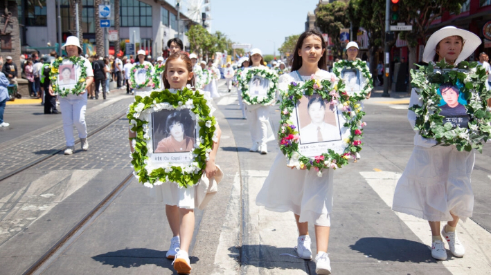 Practicantes sostienen fotos en recuerdo de las víctimas de la persecución durante un desfile en San Francisco el 20 de julio de 2024. (Lear Zhou/The Epoch Times)