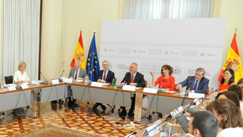 La vicepresidenta primera y ministra de Hacienda, María Jesús Montero, durante la reunión de la Comisión Nacional de Administración Local, presidida por el ministro de Política Territorial y Memoria Democrática, Ángel Víctor Torres. (Foto: La Moncloa) 