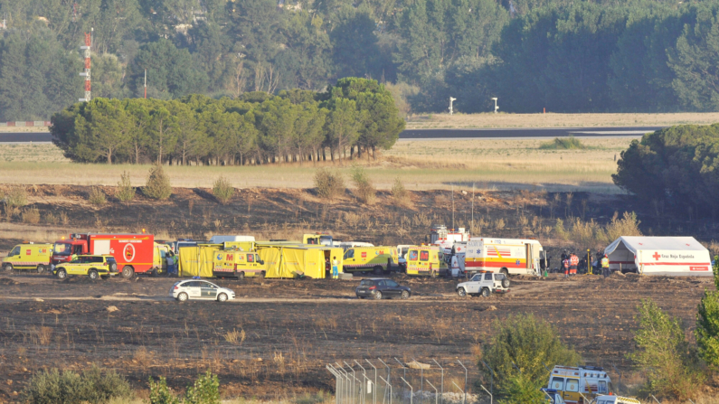 Equipos de rescate en el lugar donde se estrelló el avión de pasajeros de Spanair en el aeropuerto de Barajas el 20 de agosto de 2008 en Madrid. (Foto de Denis Doyle/Getty Images)