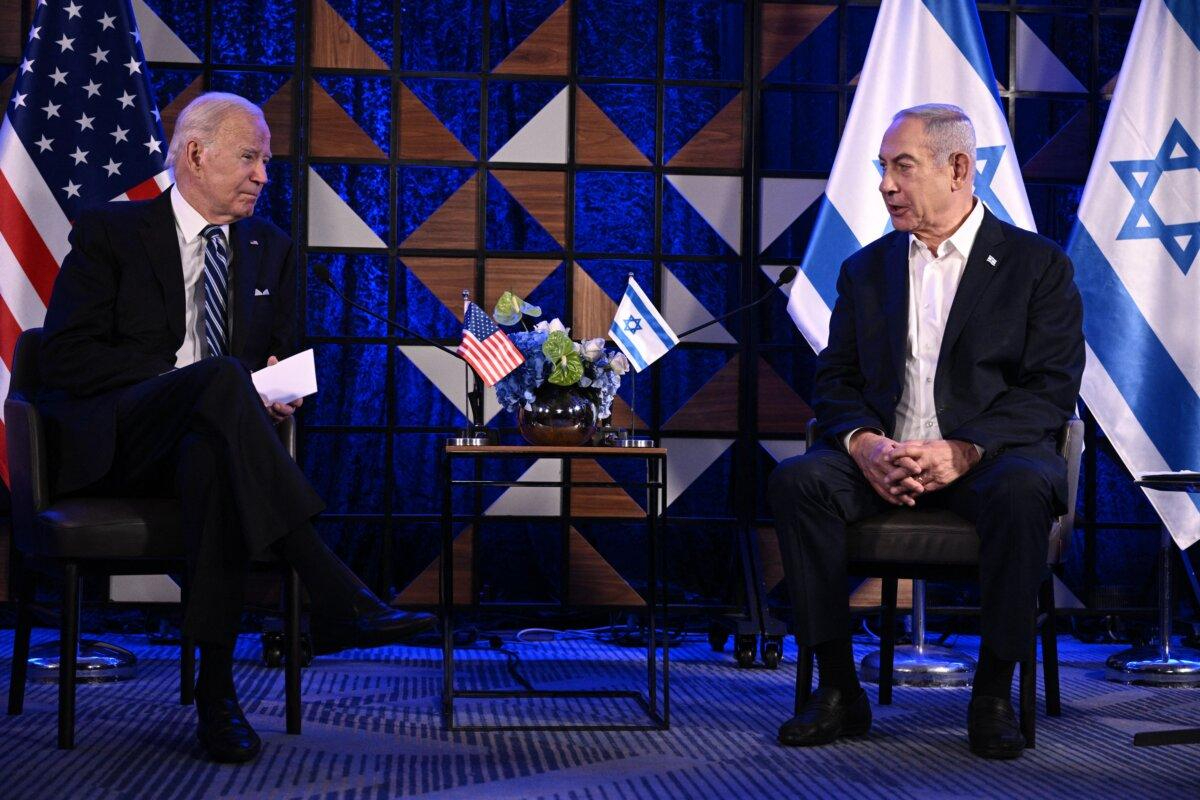 El presidente de Estados Unidos, Joe Biden (i), y el primer ministro de Israel, Benjamin Netanyahu, hablan antes de sus declaraciones y de su reunión en Tel Aviv el 18 de octubre de 2023, en medio de las continuas batallas entre Israel y el grupo terrorista palestino Hamás. (Brendan Smialowski/AFP vía Getty Images)