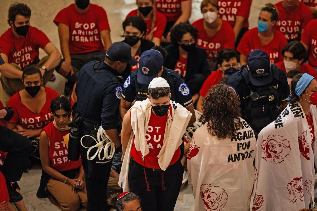 Manifestantes de Jewish Voice For Peace son detenidos mientras protestan contra la guerra en Gaza en el Canon House Building de Washington el 23 de julio de 2024. (Tierney L. Cross/Getty Images)