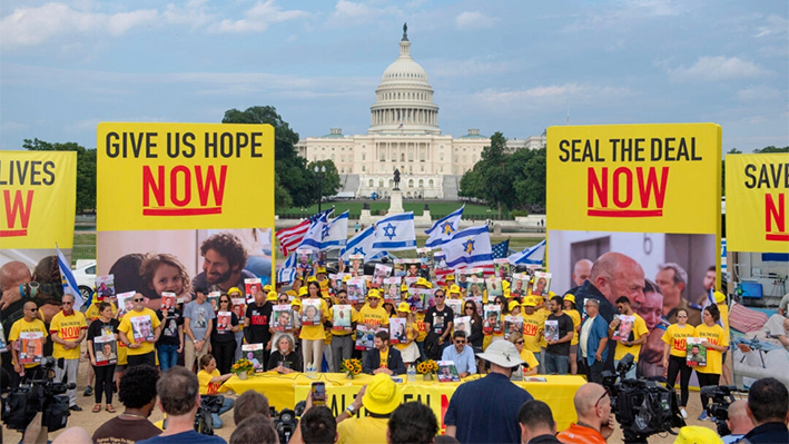 Antes de la visita del primer ministro israelí Benjamin Netanyahu, manifestantes y familiares de israelíes retenidos como rehenes desde el atentado del 7 de octubre celebran una concentración frente al Capitolio de Estados Unidos en el National Mall, en Washington, DC, el 23 de julio. (Matthew Hatcher / AFP)