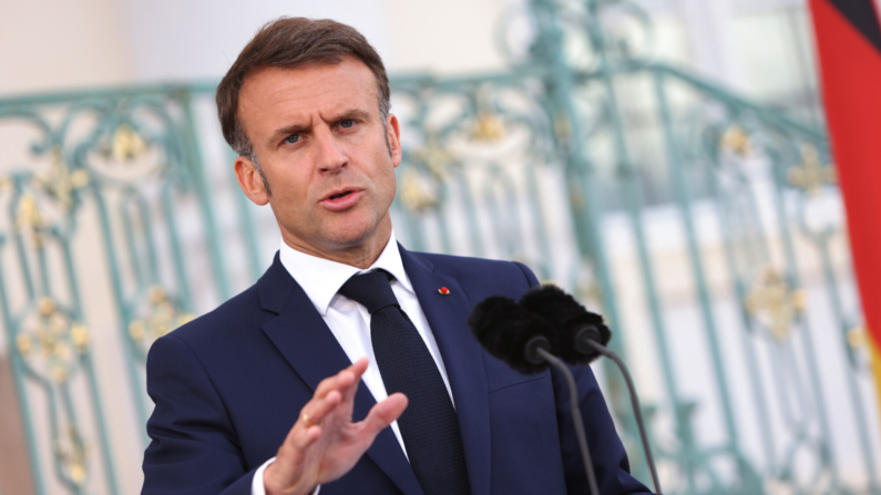 El presidente francés Emmanuel Macron se dirige a los medios de comunicación durante una conferencia de prensa en el Schloss Meseberg el 28 de mayo de 2024 en Gransee, Alemania. (Michele Tantussi/Getty Images)