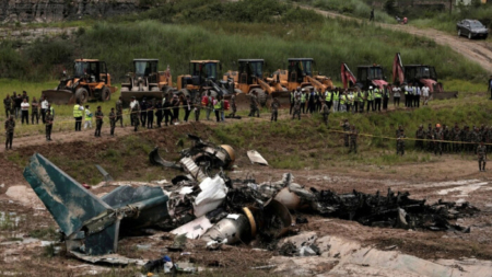 18 personas sufrieron una muerte instantánea al estrellarse su avión, solo sobrevivió el piloto, en Nepal