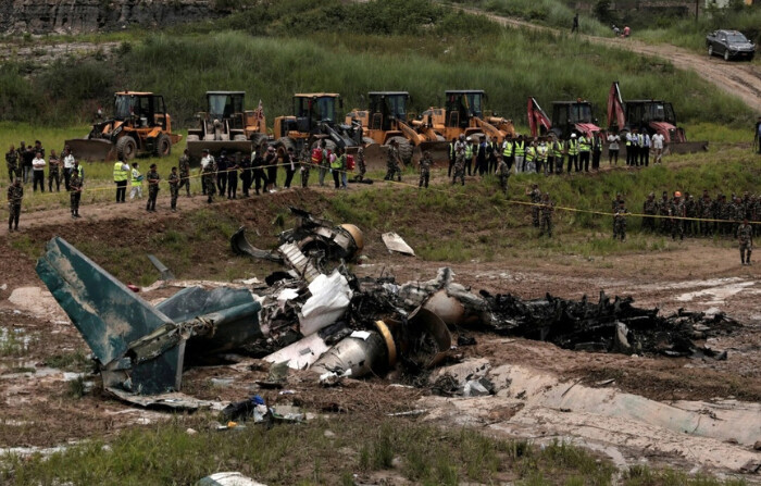 Vista de los restos de un avión de Saurya Airlines que se incendió tras salirse de la pista durante el despegue en el aeropuerto internacional de Tribhuvan, en Katmandú, Nepal, el 24 de julio de 2024. (Navesh Chitrakar/Reuters)
