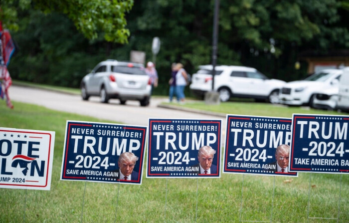 Carteles de Trump en el exterior del instituto Middletown High School antes del mitin del candidato republicano a la vicepresidencia, el senador republicano JD Vance, en Middletown, Ohio, el 22 de julio de 2024. (Madalina Vasiliu/The Epoch Times)
