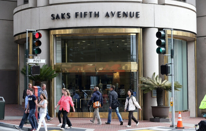 Peatones caminan junto a una tienda de Saks Fifth Avenue en San Francisco el 29 de julio de 2013. (Justin Sullivan/Getty Images)
