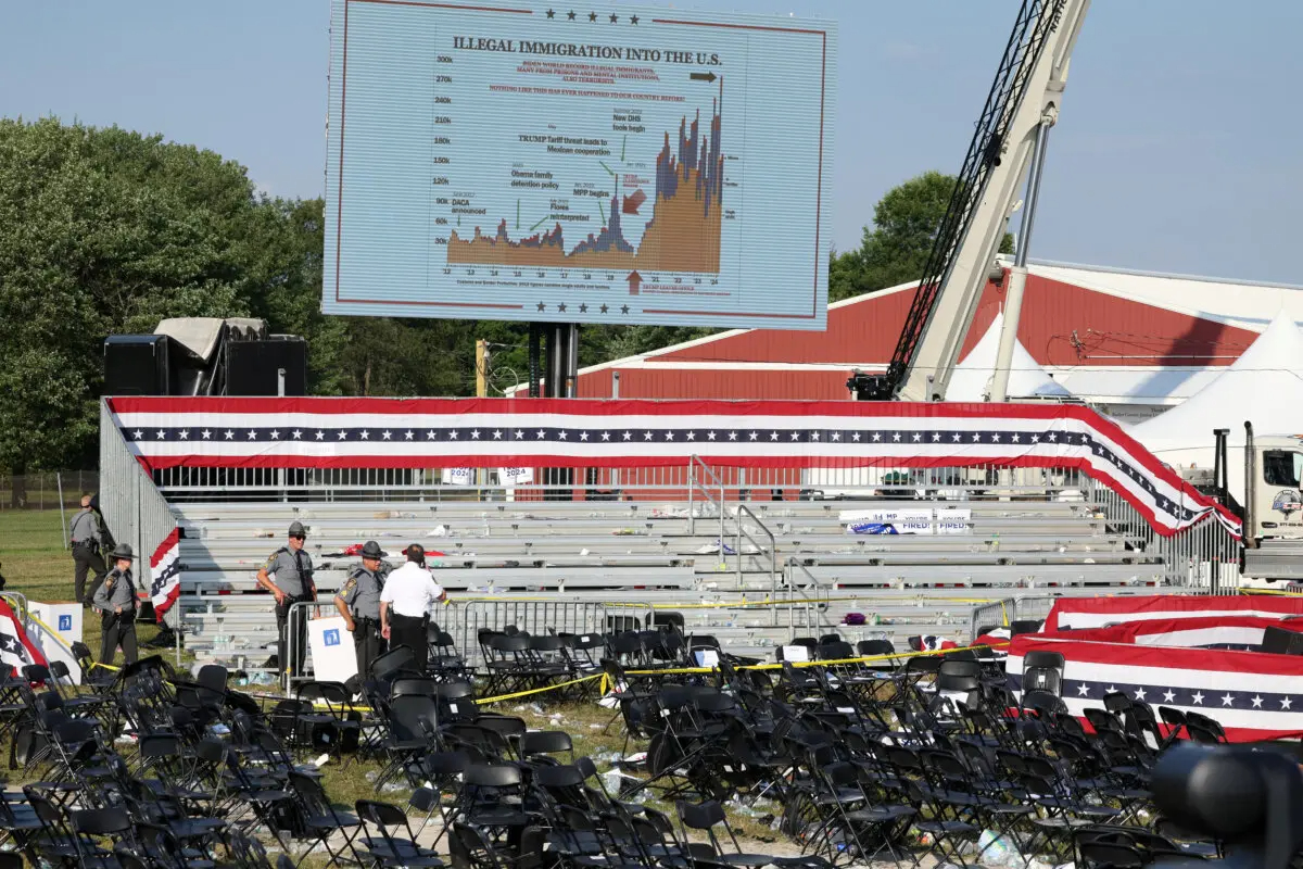 Personal de seguridad inspecciona el lugar después de que se produjeran disparos durante un mitin de campaña en el Butler Farm Show en Butler, Pensilvania, el 13 de julio de 2024. (Brendan McDermid/Reuters)