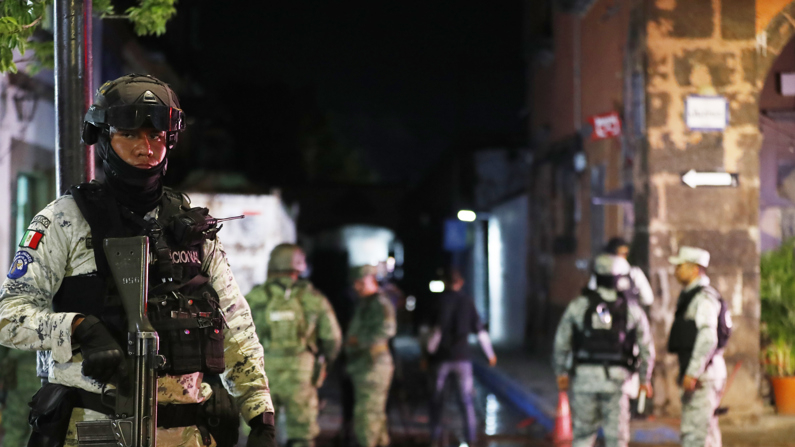 Soldados del Ejército y la Guardia Nacional (GN) acuden a la zona donde explotó un tanque en una fábrica tequilera, en el municipio de Tequila, Jalisco, México. (EFE/Francisco Guasco)