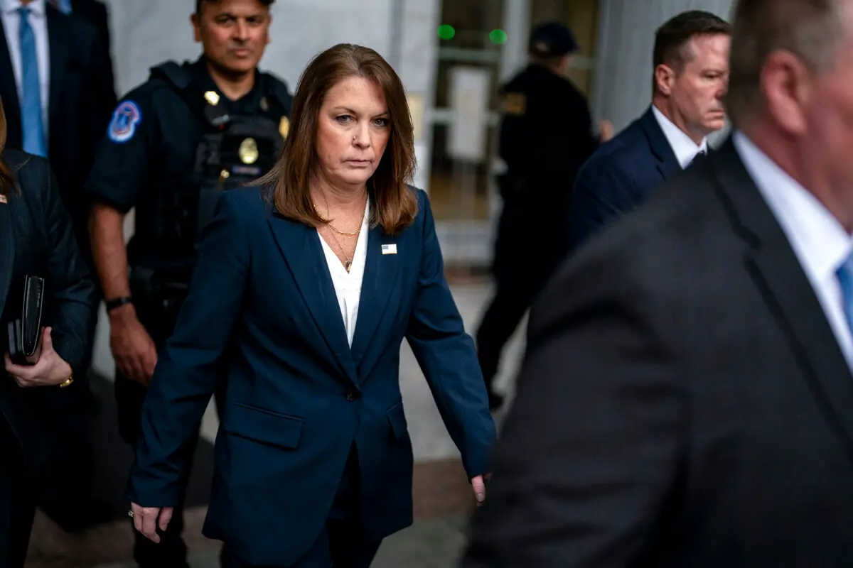 La directora del Servicio Secreto de los Estados Unidos, Kimberly Cheatle, abandona el Rayburn House Office Building tras declarar ante el Comité de Supervisión y Responsabilidad de la Cámara de Representantes en Washington el 22 de julio de 2024. (Kent Nishimura/Getty Images)