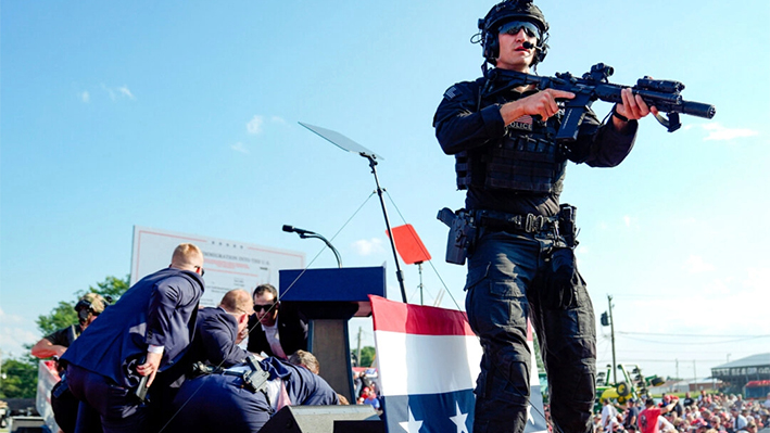 El candidato presidencial republicano, el expresidente Donald Trump, es cubierto por agentes del Servicio Secreto en un acto de campaña en Butler, Pensilvania, el 13 de julio de 2024. (Evan Vucci/Foto AP)
