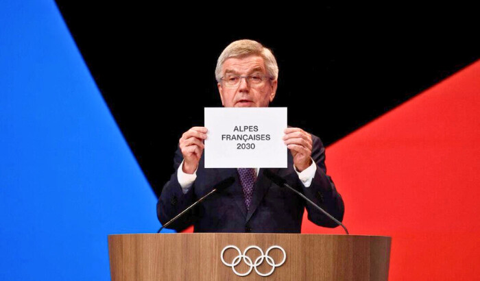 El presidente del Comité Olímpico Internacional (COI), Thomas Bach, muestra 'Alpes Franceses 2030' para anunciar que los Alpes franceses ganan los Juegos Olímpicos de Invierno de 2040 durante una reunión de la sesión del COI antes de los Juegos Olímpicos de París 2024 en París, Francia, el 24 de julio de 2024. (Benoit Tessier/Reuters)