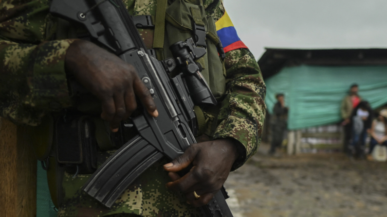 Un disidente de las FARC hace guardia durante una reunión con las comunidades locales en San Vicente del Caguán, departamento de Caquetá, Colombia, el 16 de abril de 2023. (Joaquin Sarmiento/AFP vía Getty Images)