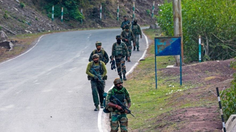 Efectivos del ejército indio patrullan durante una operación de búsqueda en Reasi, en el territorio de Jammu y Cachemira, India, el 10 de junio de 2024. (Rakesh Bakshi/AFP vía Getty Images)