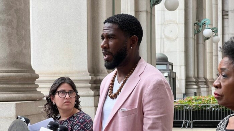 El 29 de julio de 2022, en Manhattan, la defensora del pueblo de la ciudad de Nueva York, Jumaane Williams, habla sobre un informe sobre cómo acabar con el problema de las personas sin hogar para 2026. (Madalina Vasiliu/The Epoch Times)