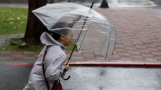 Taiwán se prepara para fuerte tifón que empeoró lluvias en Filipinas y mató a 13 personas