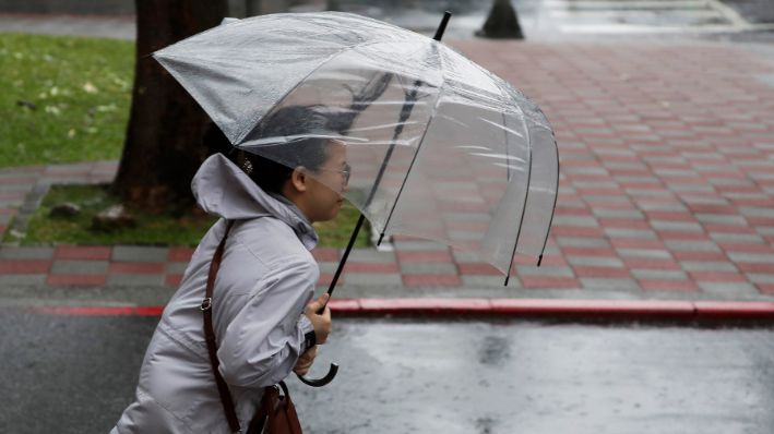 Una mujer lucha con su paraguas contra las ráfagas de viento generadas por el tifón Gaemi en Taipei, Taiwán, el miércoles 24 de julio de 2024. (Foto AP/Chiang Ying-ying)