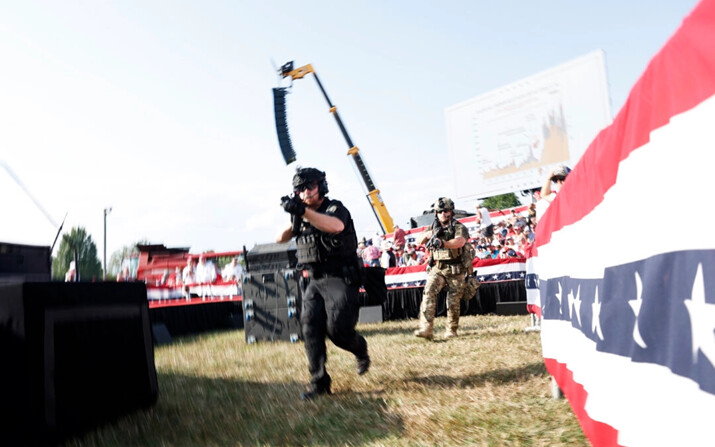 Agentes de la ley se movilizan durante un mitin político, en Butler, Pensilvania, el 13 de julio de 2024. (Anna Moneymaker/Getty Images)