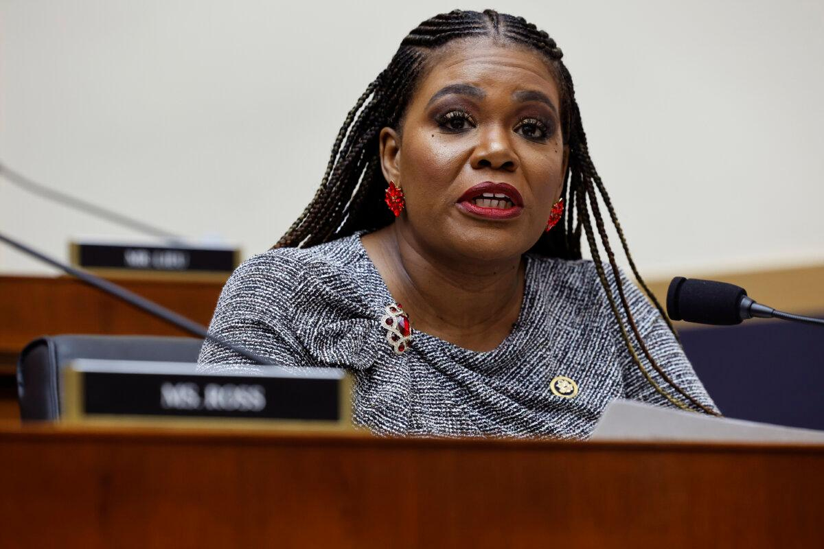 La representante Cori Bush (D-Mo.) interroga al ex abogado especial Robert Hur durante una audiencia del Comité Judicial de la Cámara en el edificio de oficinas de la Cámara Rayburn en el Capitolio, Washington, el 12 de marzo de 2024. (Chip Somodevilla/Getty Images)