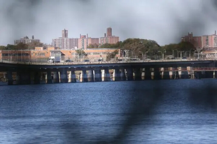 Rikers Island, sede del principal complejo penitenciario, está situada en el East River, entre los distritos de Queens y Bronx, en Nueva York, el 19 de octubre de 2021. (Spencer Platt/Getty Images)