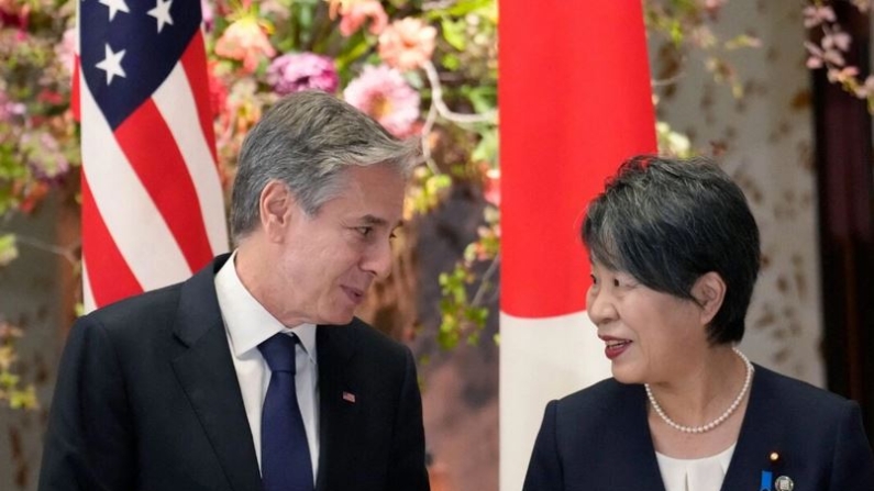 El secretario de Estado de EE.UU., Antony Blinken (izq.), y la ministra de Asuntos Exteriores de Japón, Yoko Kamikawa, hablan antes de una sesión de fotos de grupo durante sus reuniones de ministros de Asuntos Exteriores del G7 en Tokio, el 8 de noviembre de 2023. (Eugene Hoshiko/POOL/AFP vía Getty Images)