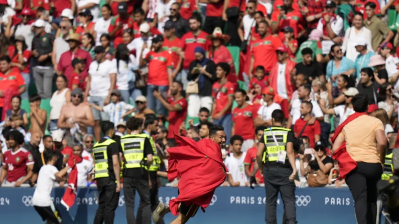 Aficionados invaden el campo de futbol durante el partido Marruecos-Argentina el 24 de Julio 2024 durante los Juegos Olímpicos de París, Francia. (AP Photo/Sivia Izquerdo)