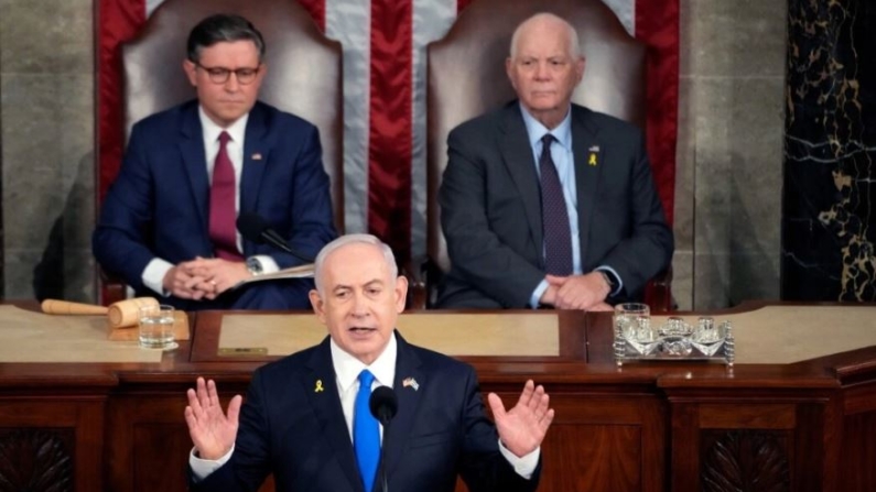 El primer ministro israelí Benjamin Netanyahu se dirige a una sesión conjunta del Congreso mientras el presidente de la Cámara, Mike Johnson (R-La.), y el senador estadounidense, Ben Cardin (D-Md.), escuchan en la cámara de la Cámara de Representantes en el Capitolio de EE.UU. el 24 de julio de 2024. (Kent Nishimura/Getty Images)