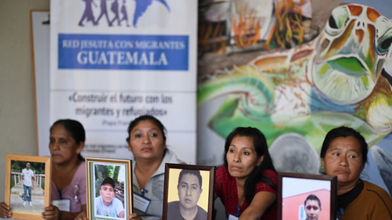 Mujeres sostienen retratos de sus familiares desaparecidos, Juan Tupul (izq.), Jorge de León (2do izq.), Juan Calel (2do der.) y Mayco Morgado, durante una conferencia de prensa en la Ciudad de Guatemala el 22 de julio de 2024. Los familiares de diez guatemaltecos que desaparecieron en noviembre pasado en el estado mexicano sureño de Chiapas, fronterizo con Guatemala, pidieron el lunes a las autoridades del país vecino que intensifiquen la búsqueda para encontrar a sus seres queridos.  (JOHAN ORDONEZ/AFP via Getty Images)