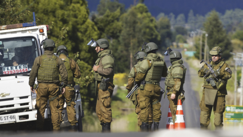 Imagen de archivo: Miembros de la policía chilena. (GUILLERMO SALGADO/AFP via Getty Images)