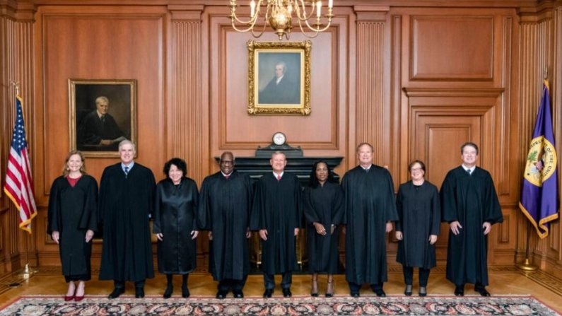 (De izquierda a derecha) Los jueces de la Corte Suprema Amy Coney Barrett, Neil M. Gorsuch, Sonia Sotomayor y Clarence Thomas, el presidente de la Corte Suprema John G. Roberts, Jr. y los jueces Ketanji Brown Jackson, Samuel A. Alito, Jr., Elena Kagan y Brett M. Kavanaugh en Washington el 30 de septiembre de 2022. (Colección de la Corte Suprema de Estados Unidos vía Getty Images)