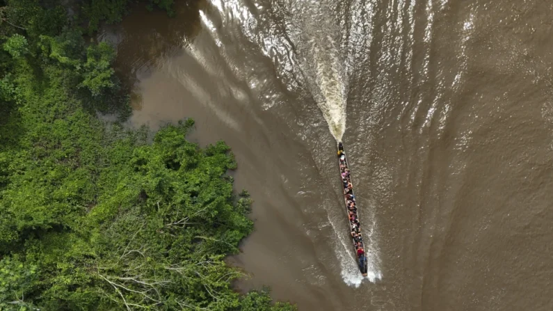 Migrantes viajan en una embarcación hacia Lajas Blancas, Panamá, el 28 de junio de 2024, tras cruzar a pie el Tapón del Darién desde Colombia. (AP Foto/Matías Delacroix)
