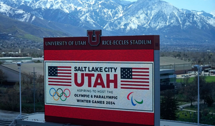 El marcador en el Estadio Rice-Eccles de la Universidad de Utah promueve la candidatura de Salt Lake City para albergar otros Juegos Olímpicos de Invierno en 2034, en Salt Lake City, Utah, el 10 de abril de 2024. (Rick Bowmer/AP Foto)