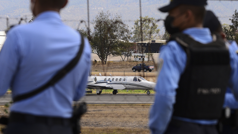 Imagen de archivo: Agentes de la Policía Nacional de Honduras observan mientras un avión de la Administración de Control de Drogas de EE. UU. (ORLANDO SIERRA/AFP via Getty Images)