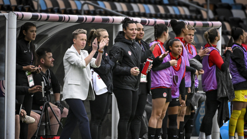 La entrenadora del equipo nacional femenino de Canadá, Beverly Priestman, celebra después de un gol en el primer tiempo contra Costa Rica durante la Copa Oro Femenina de Concacaf 2024 en el Shell Energy Stadium el 28 de febrero de 2024 en Houston, Texas.  (Logan Riely/Getty Images)